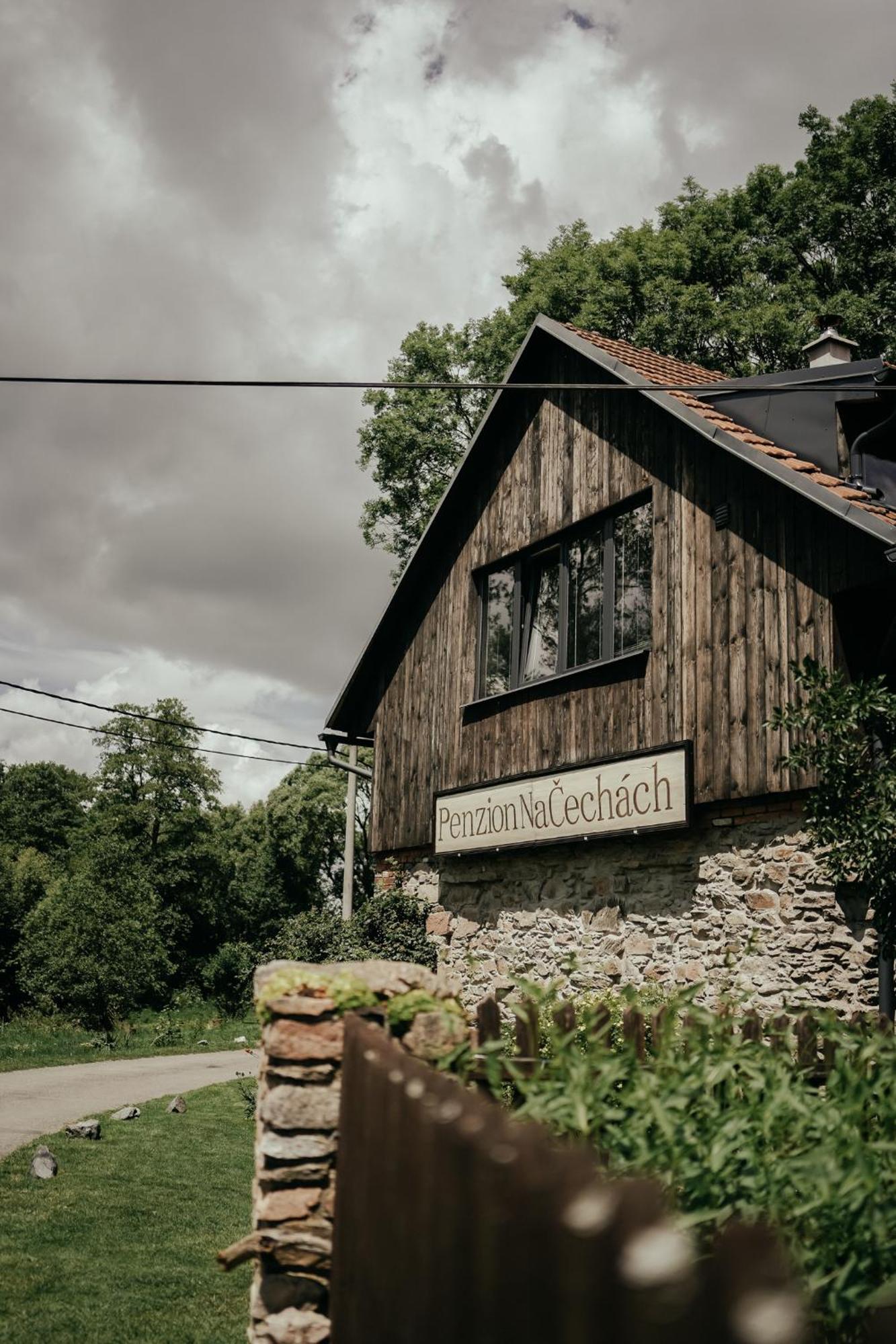 Restaurant A Penzion Na Cechach Hotell Korouhev Exteriör bild