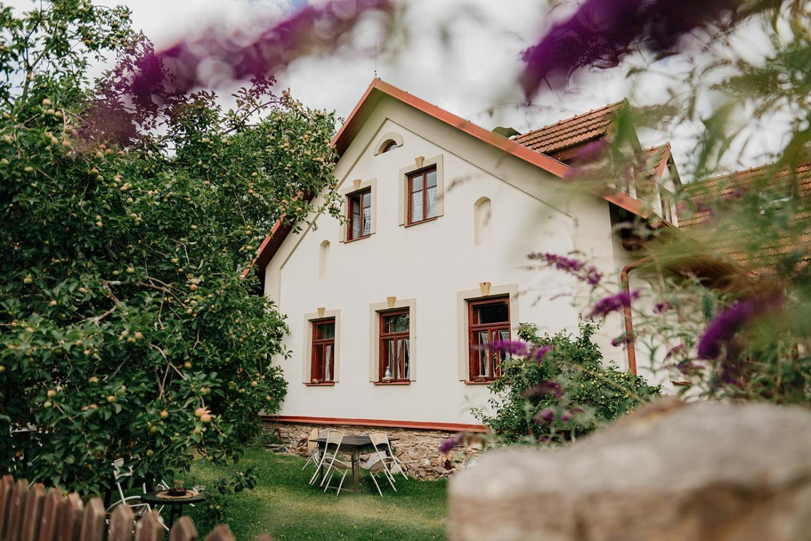 Restaurant A Penzion Na Cechach Hotell Korouhev Exteriör bild